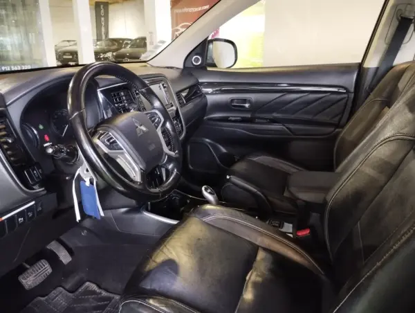 Mitsubishi Outlander 2.0 PHEV Instyle Navi 13