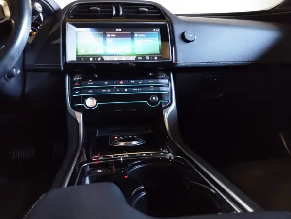 Jaguar XE 2.0 D R-Dynamic SE 16