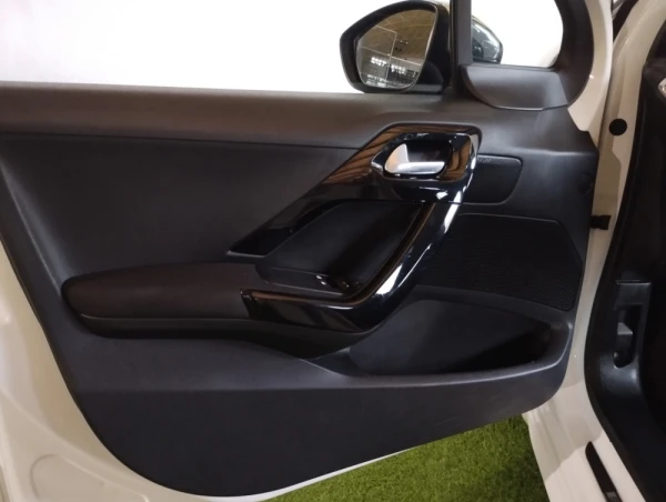 Peugeot 208 1.2 VTi SE Style 19