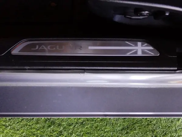 Jaguar XE 2.0 D R-Dynamic SE 29