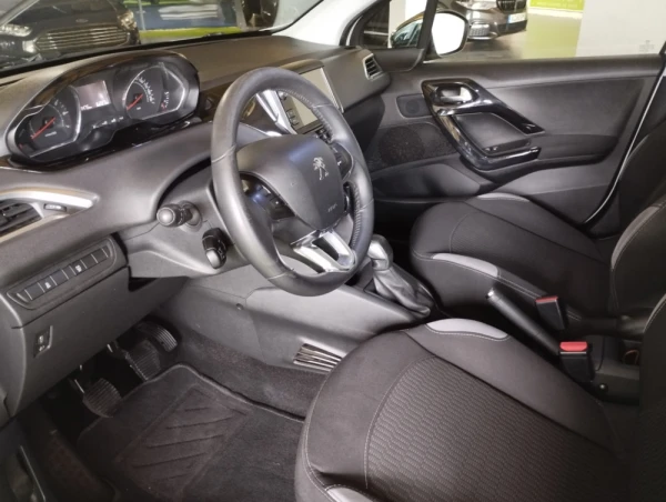 Peugeot 208 1.2 VTi SE Style 13
