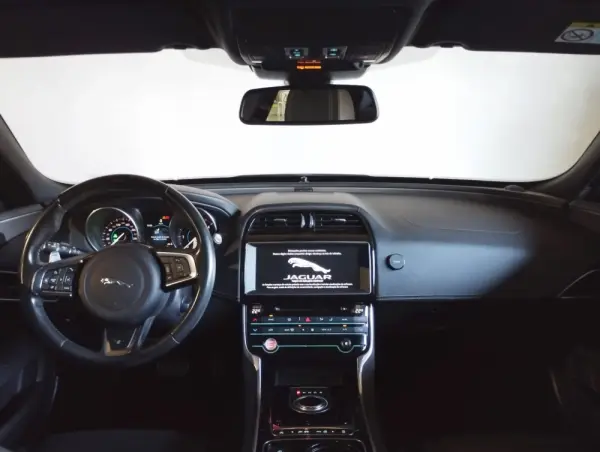 Jaguar XE 2.0 D R-Dynamic SE 7