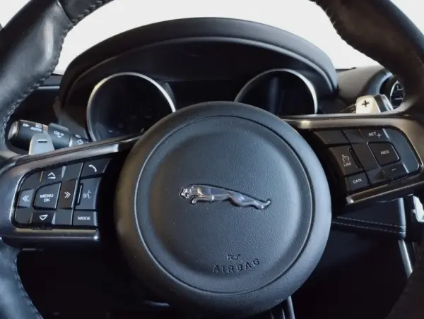 Jaguar XE 2.0 D R-Dynamic SE 18