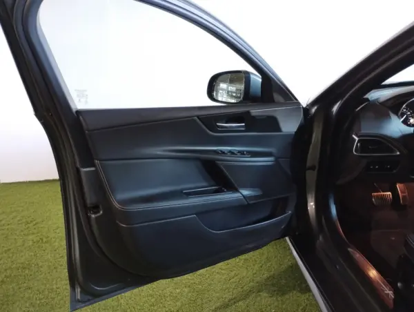 Jaguar XE 2.0 D R-Dynamic SE 24