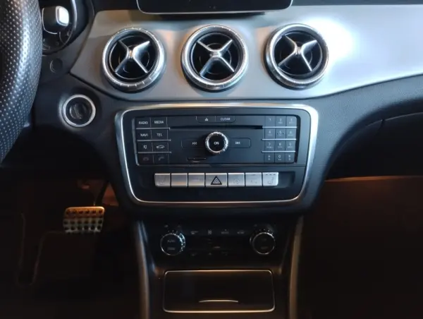 Mercedes-Benz CLA 200 Shooting Brake AMG Line 16