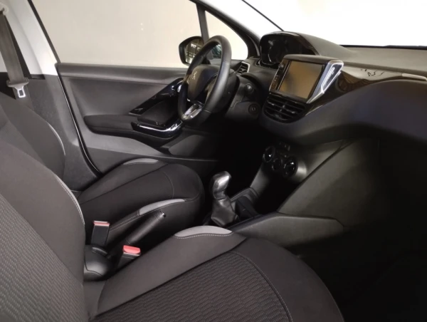 Peugeot 208 1.2 VTi SE Style 8