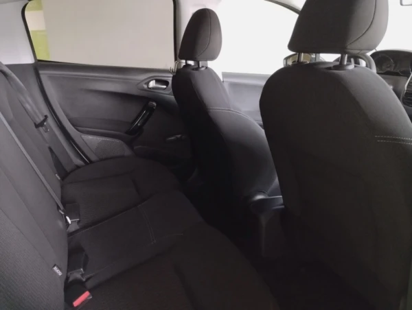 Peugeot 208 1.2 VTi SE Style 9