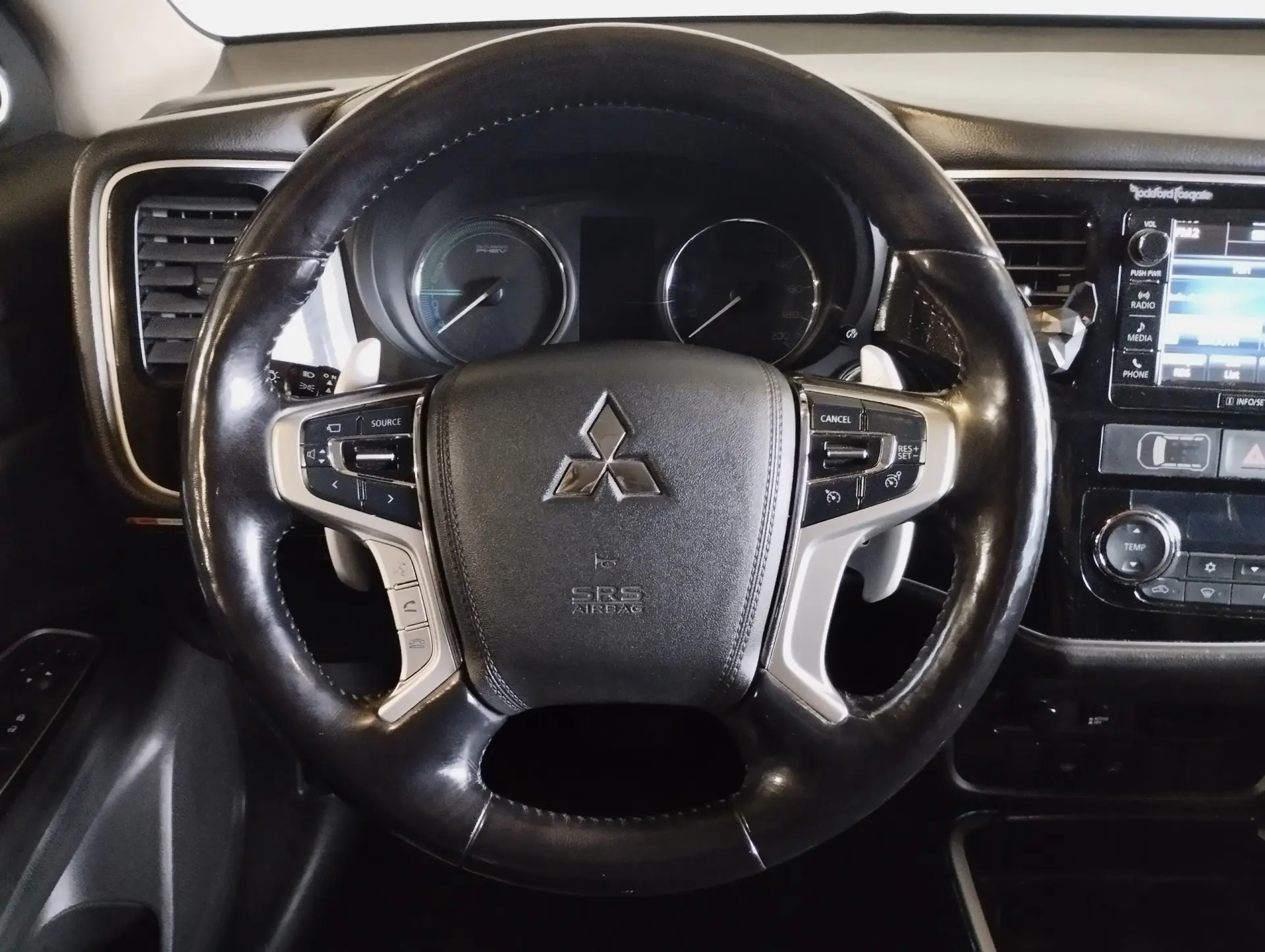 Mitsubishi Outlander 2.0 PHEV Instyle Navi 12