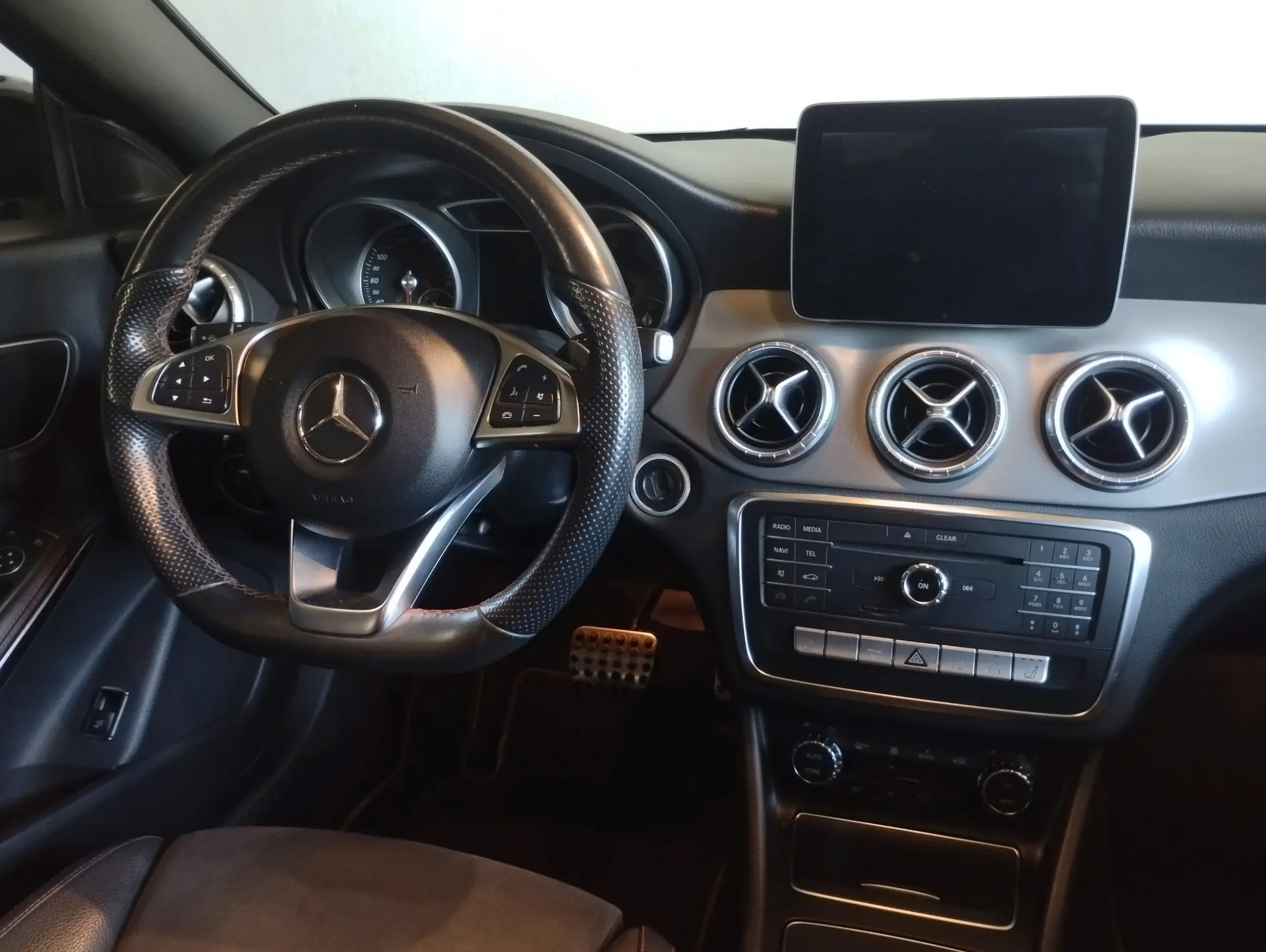 Mercedes-Benz CLA 200 Shooting Brake AMG Line 15