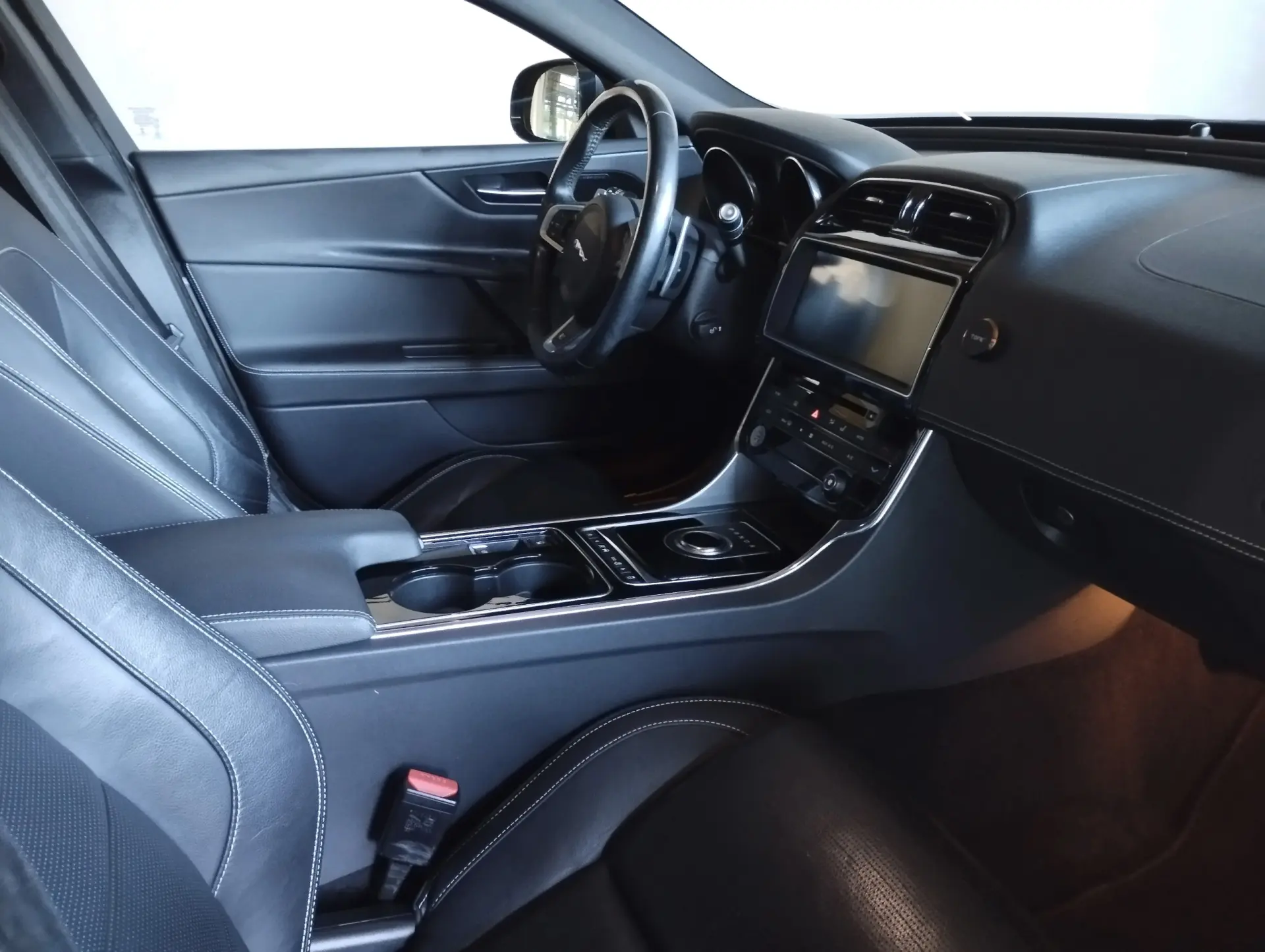 Jaguar XE 2.0 D R-Dynamic SE 8