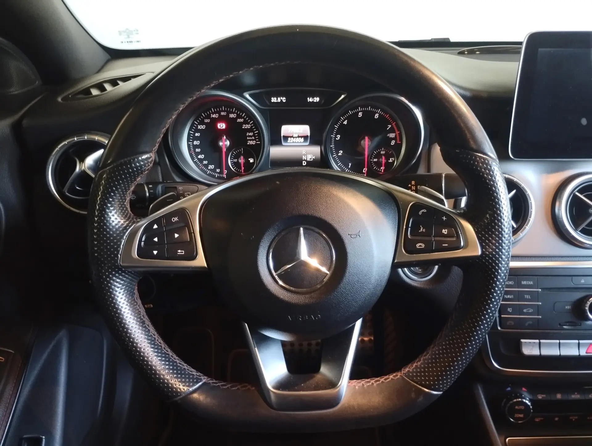 Mercedes-Benz CLA 200 Shooting Brake AMG Line 12