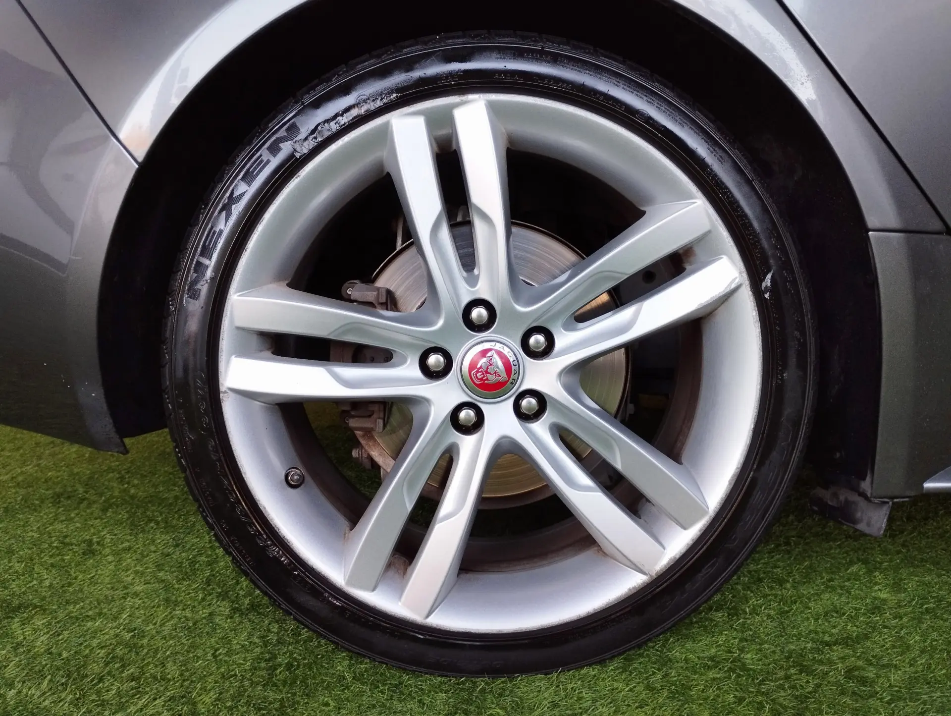 Jaguar XE 2.0 D R-Dynamic SE 28