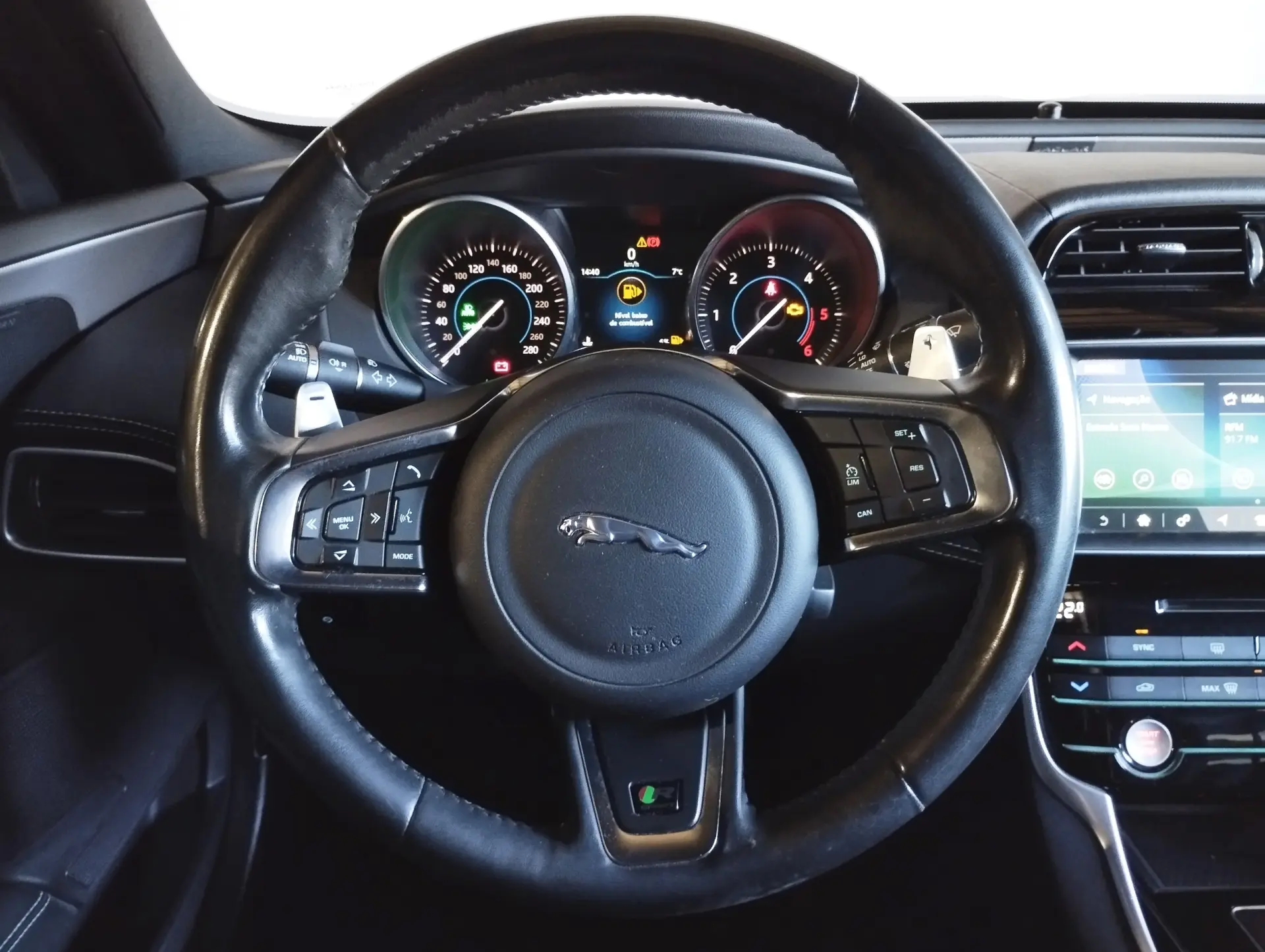 Jaguar XE 2.0 D R-Dynamic SE 12