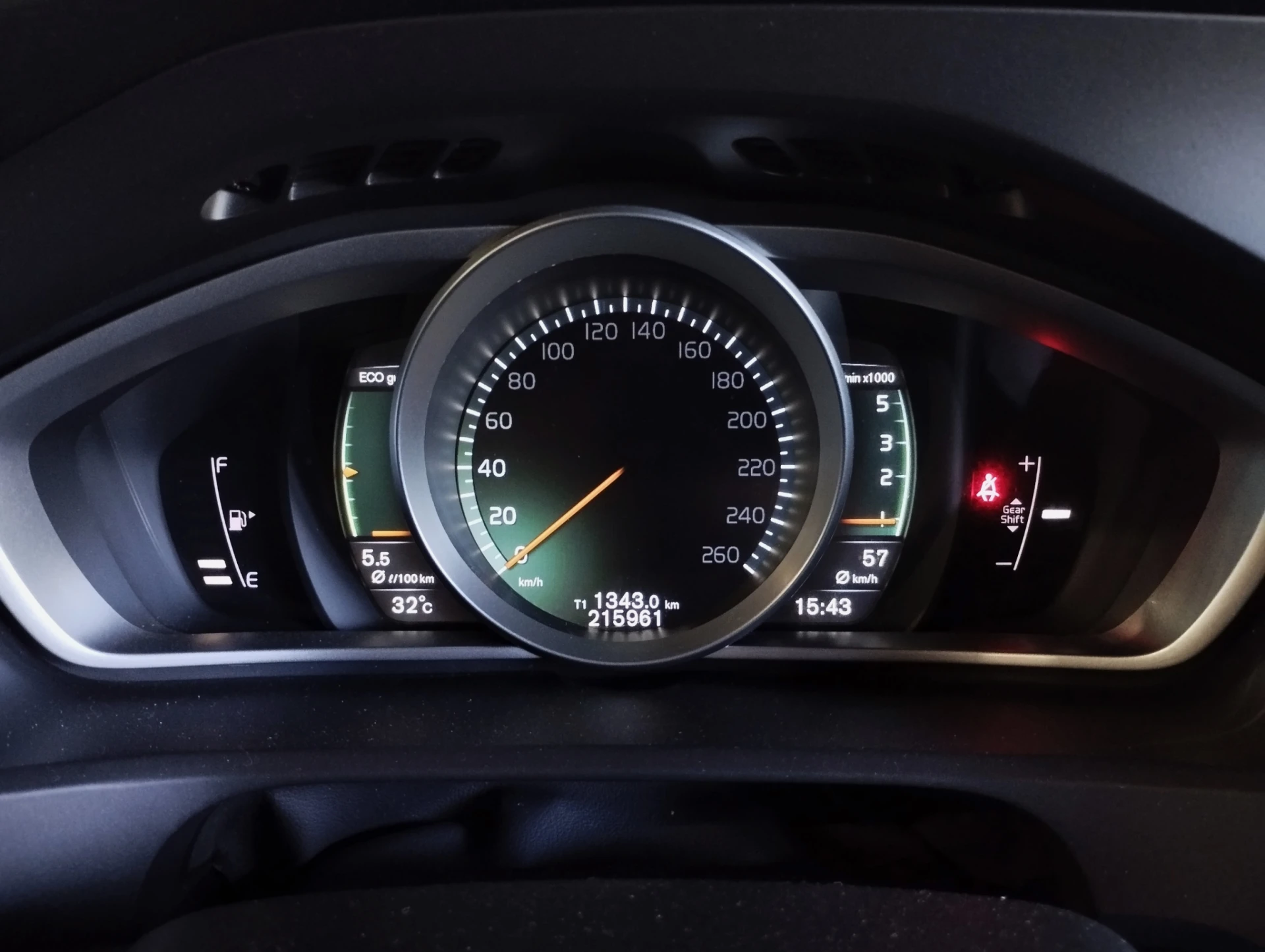 Volvo V40 2.0 D2 R-Design 11