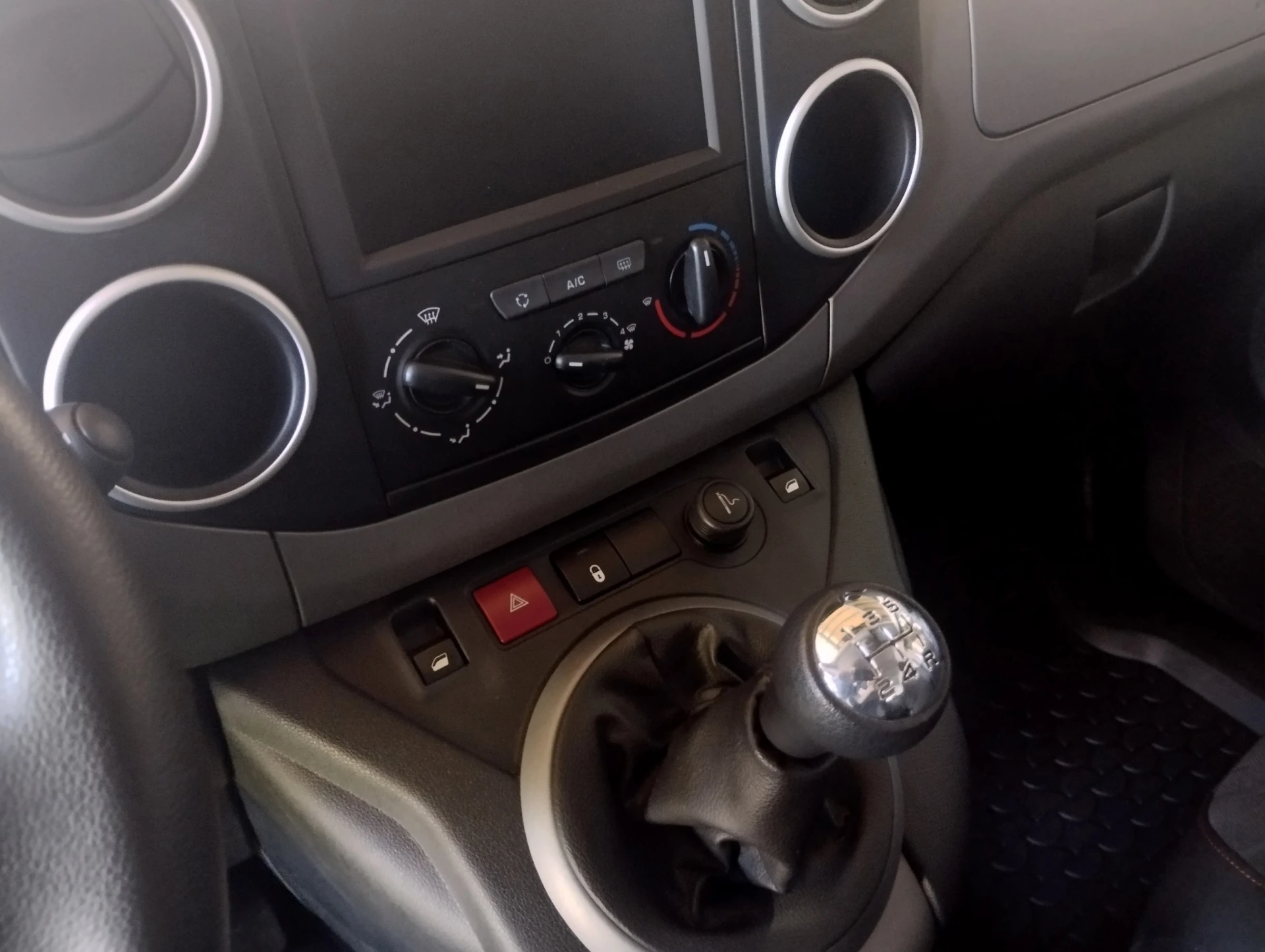 Peugeot Partner Outro 18