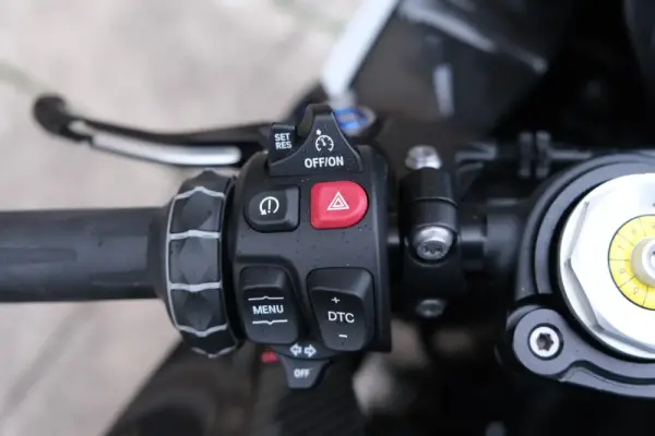 BMW M 1000 RR Outro 7