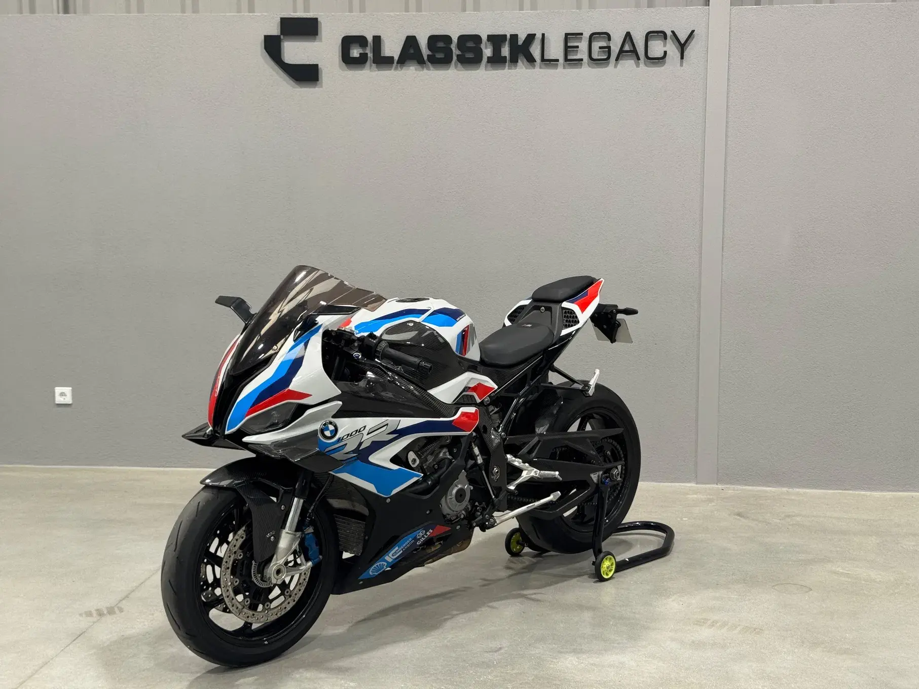 BMW M 1000 RR Outro 2