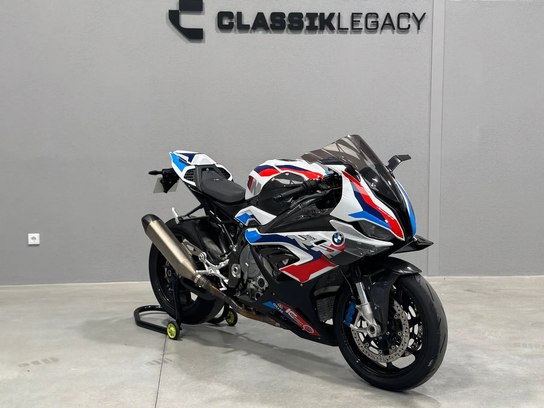 BMW M 1000 RR Outro 1