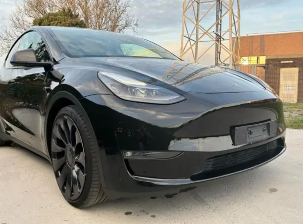 Tesla Model Y Performance Dual Motor AWD 3