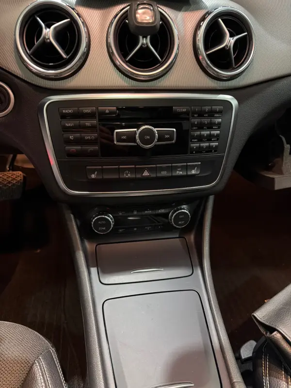 Mercedes-Benz GLA 180 (CDI) d 7G-DCT Urban 8