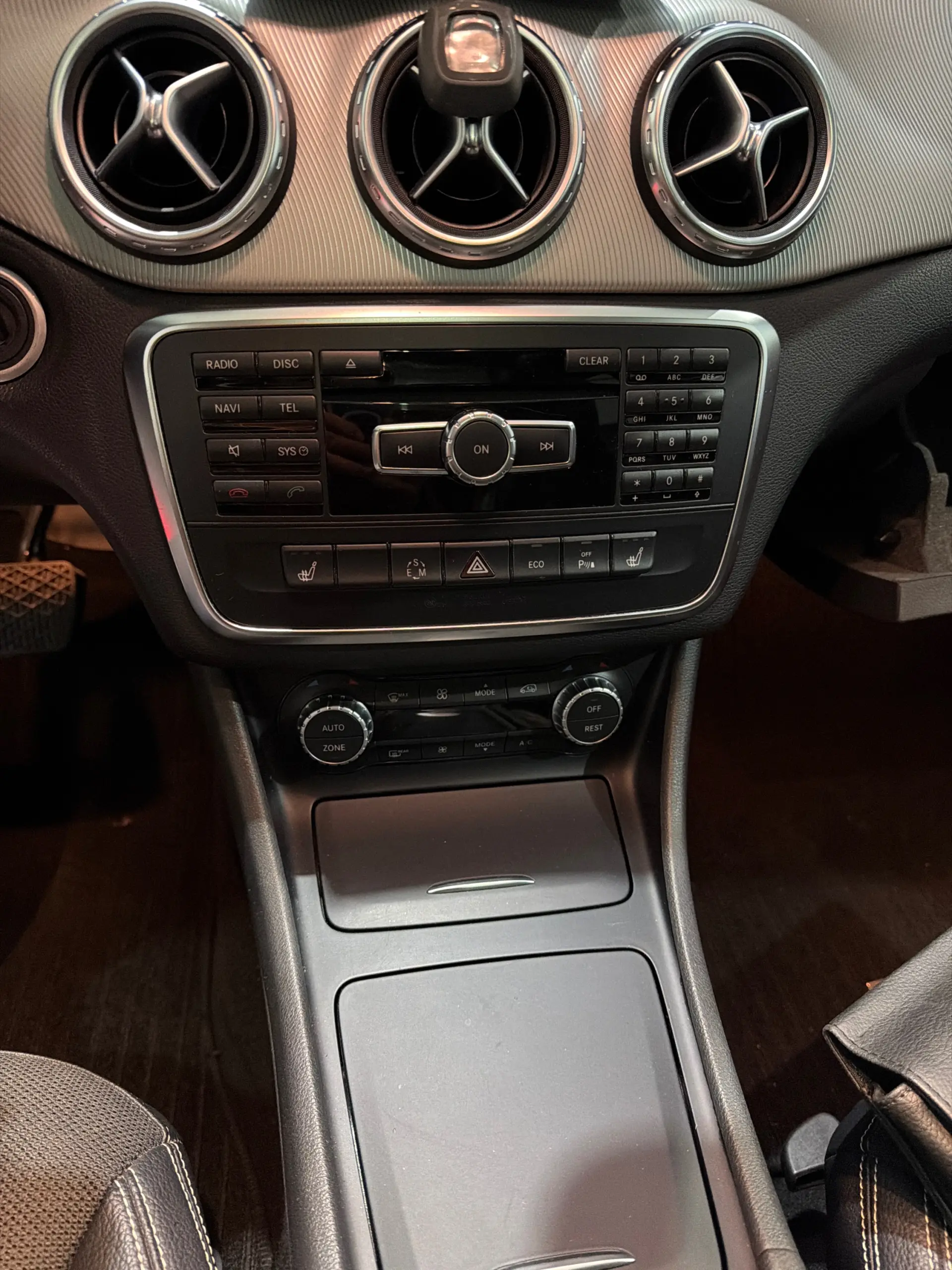 Mercedes-Benz GLA 180 (CDI) d 7G-DCT Urban 8