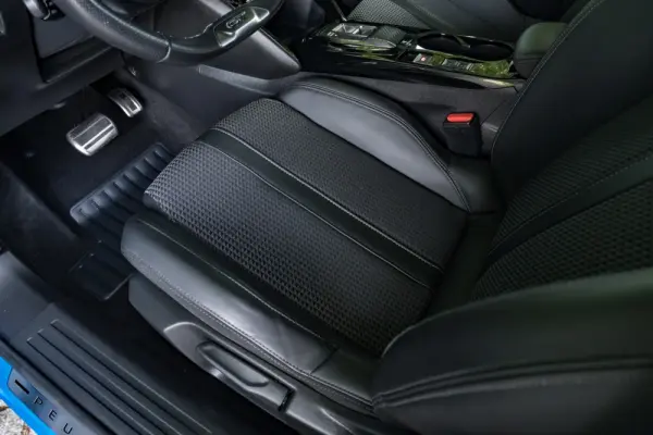 Peugeot e-2008 50 kWh GT 28