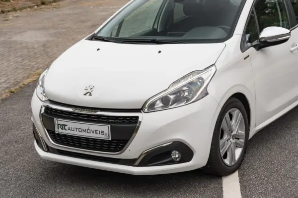 Peugeot 208 1.2 PureTech Signature 6