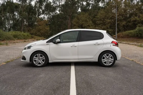 Peugeot 208 1.2 PureTech Signature 9