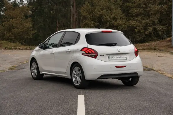 Peugeot 208 1.2 PureTech Signature 12
