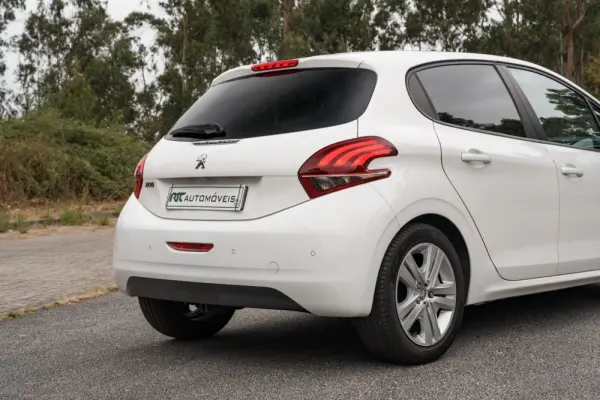 Peugeot 208 1.2 PureTech Signature 18