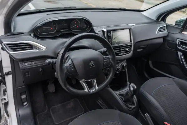 Peugeot 208 1.2 PureTech Signature 25