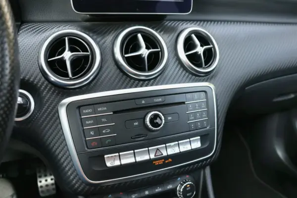 Mercedes-Benz A 180 AMG Line 33