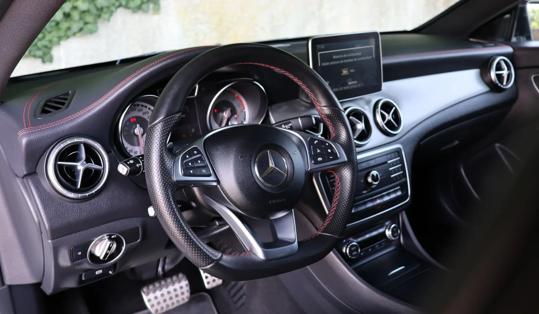 Mercedes-Benz CLA 220 d Shooting Brake AMG Line Aut. 13