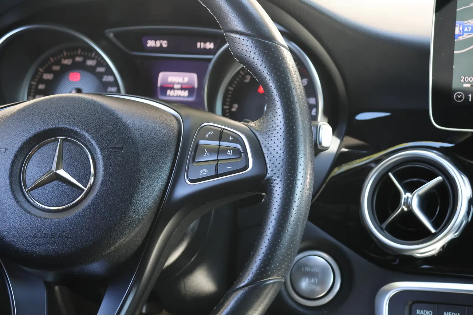 Mercedes-Benz GLA 180 d Urban Aut. 27