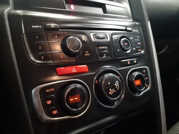 Citroen DS4 1.6 BlueHDi So Chic 29