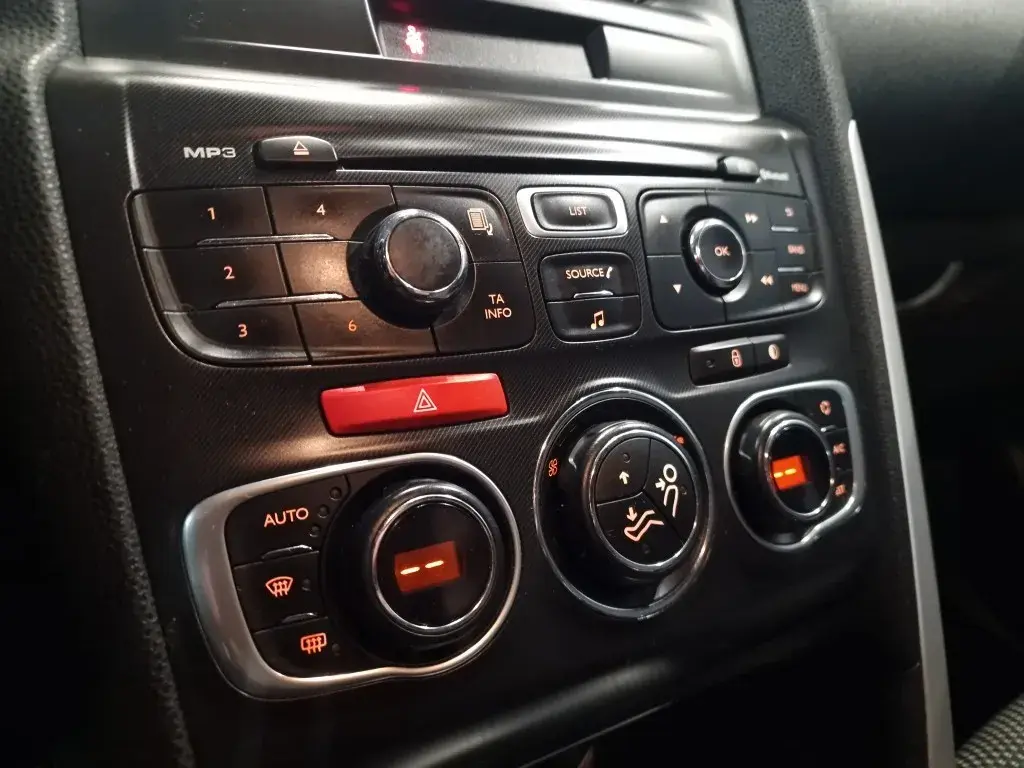 Citroen DS4 1.6 BlueHDi So Chic 29