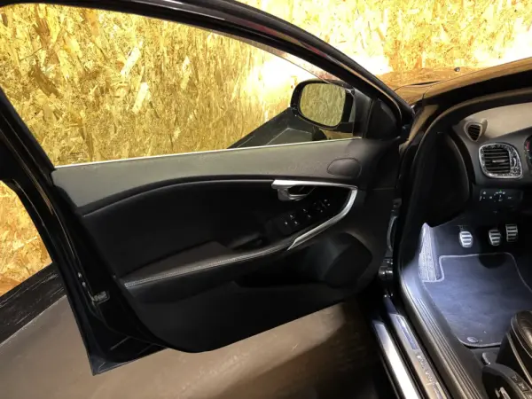 Volvo V40 1.6 D2 R-Design 5