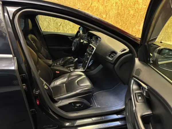 Volvo V40 1.6 D2 R-Design 12
