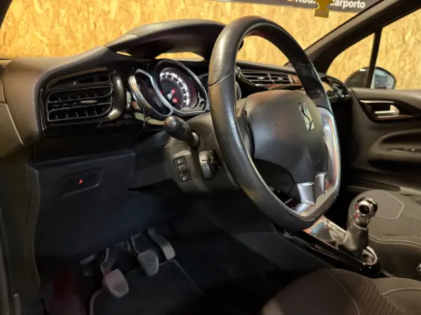 Citroen DS3 1.2 VTi So Chic 8