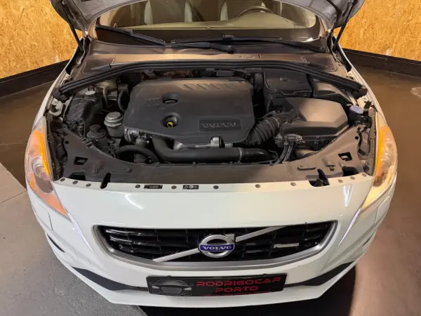 Volvo V60 1.6 D2 Drive R-Design Powershift Start/Stop 28