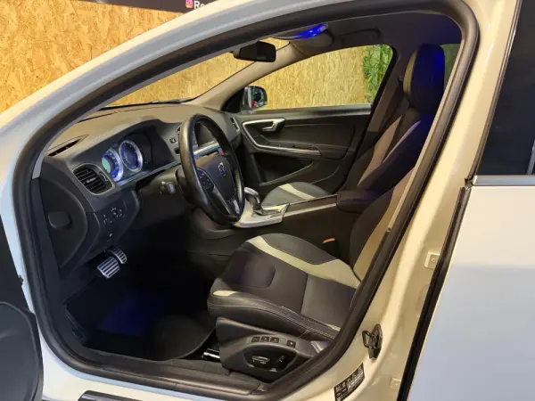 Volvo V60 1.6 D2 Drive R-Design Powershift Start/Stop 32