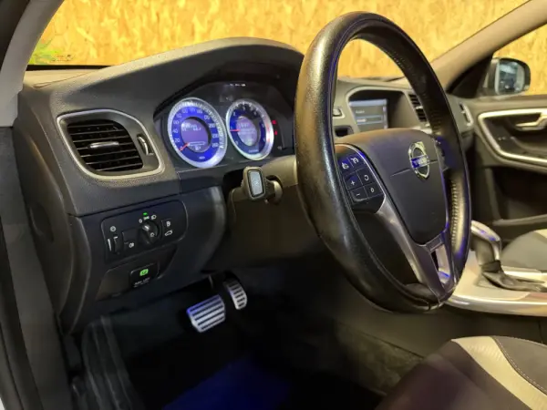 Volvo V60 1.6 D2 Drive R-Design Powershift Start/Stop 34