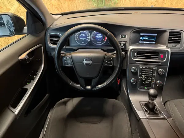 Volvo V60 2.0 D3 Momentum Start/Stop 6