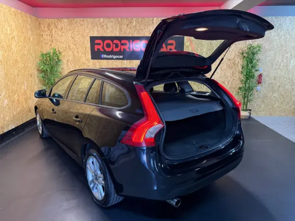Volvo V60 2.0 D3 Momentum Start/Stop 14