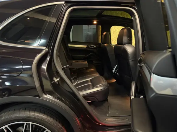 Porsche Cayenne Electric 8