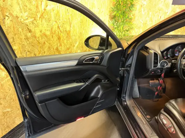 Porsche Cayenne Electric 42