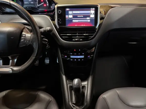 Peugeot 208 1.2 PureTech GT Line 8