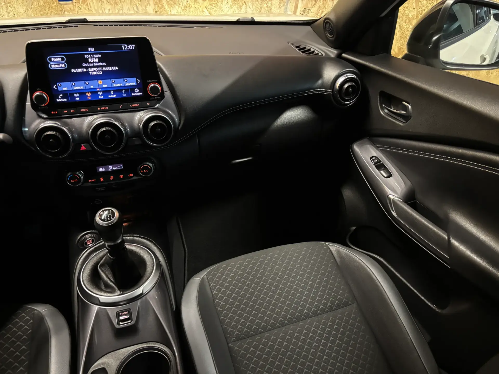 Nissan Juke 1.0 DIG-T N-Design Black 16