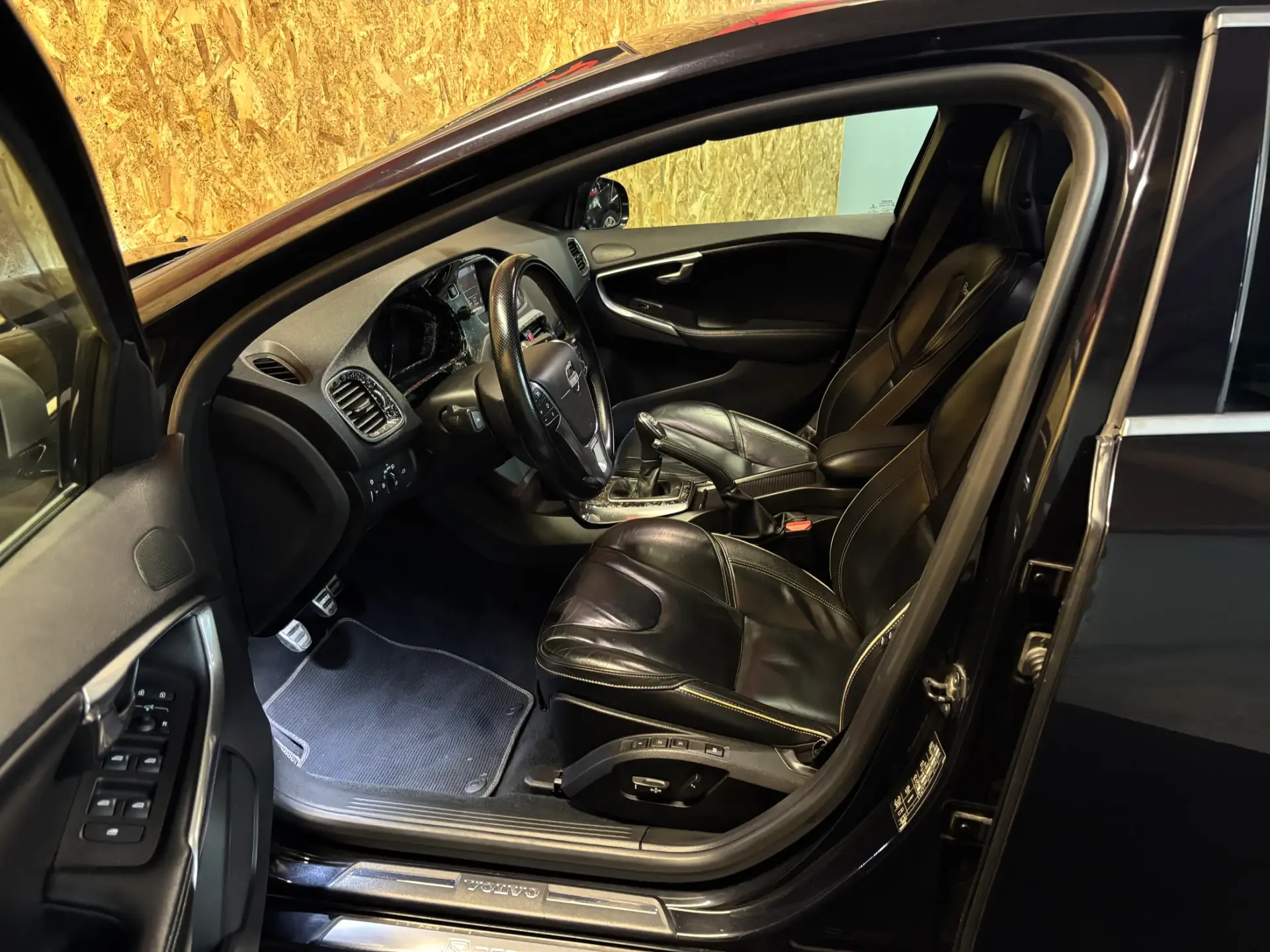 Volvo V40 1.6 D2 R-Design 6
