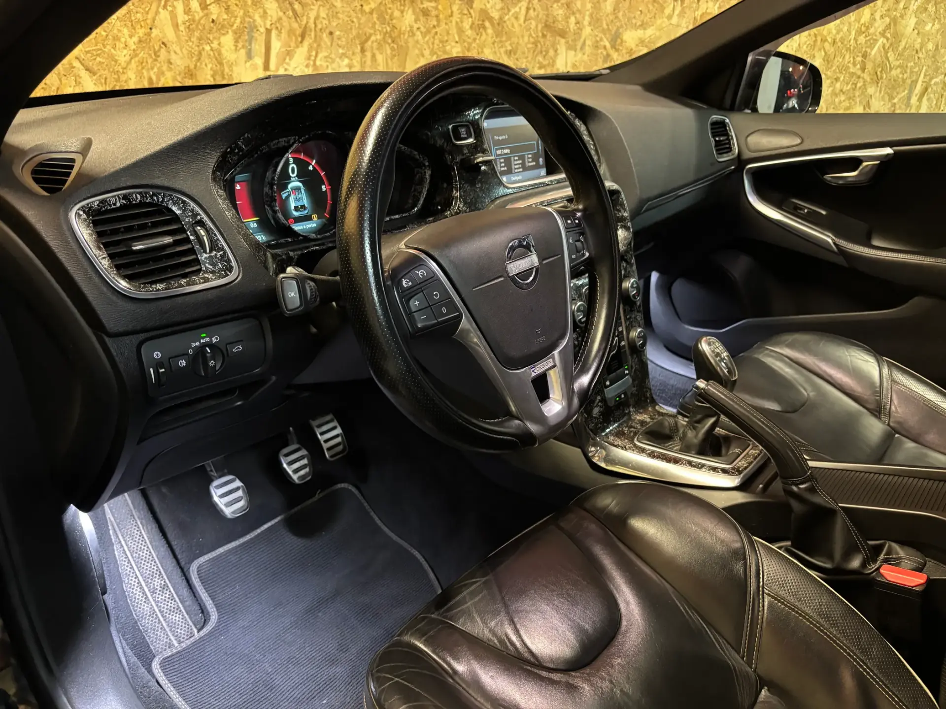 Volvo V40 1.6 D2 R-Design 8